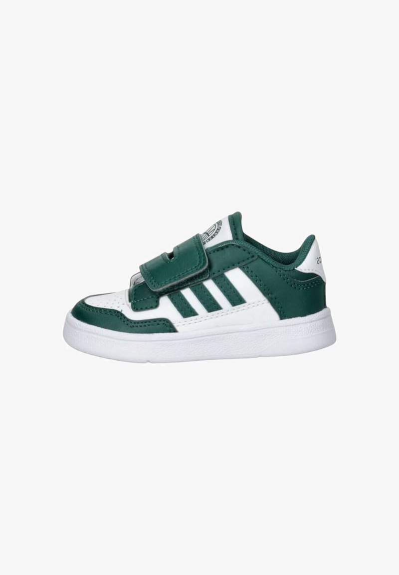 Zapatilla infantil verde y blanca con cierre de velcro, material de cuero y textil, suela texturizada y diseño de tres rayas.