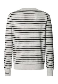 Pull gris clair à manches longues avec fines rayures horizontales noires et poignets côtelés, un poignet avec un texte noir près du poignet.