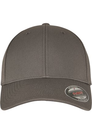 Casquette grise ajustée en tissu avec une texture lisse. Présente une couronne arrondie et une visière courbée. Comprend un autocollant logo "Flexfit" sur le côté.