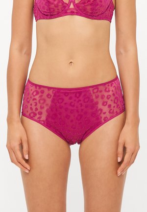 Magenta hoge taille ondergoed met transparante luipaardprint details, bloemenpatronen, en contrasterende stiksels langs de tailleband en beenopeningen.