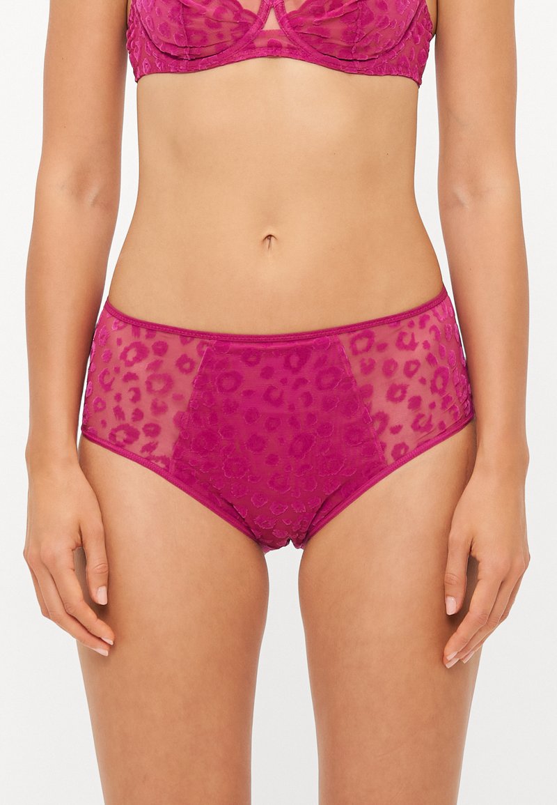 Magenta hoge taille ondergoed met transparante luipaardprint details, bloemenpatronen, en contrasterende stiksels langs de tailleband en beenopeningen.