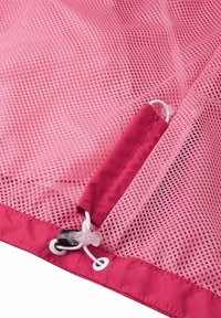 Rosa Netzstoff mit einem sicheren Verschluss aus weißem Material und einem kontrastierenden, einfarbigen rosa Akzent am Rand. Leichte und atmungsaktive Textur.