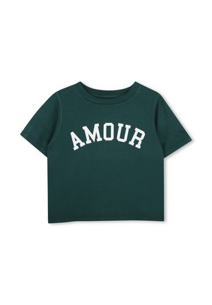 T-shirt court à manches courtes vert foncé avec des lettres majuscules blanches formant "AMOUR" en arc sur la poitrine.