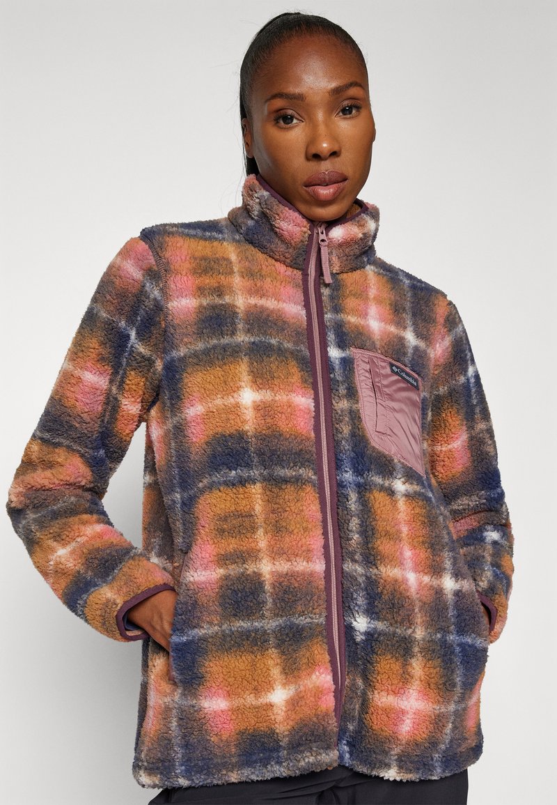 Veste en polaire zippée, avec un motif à carreaux dans des nuances d'orange, de bleu et de rose. Comprend une poche poitrine et un col montant.