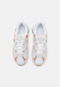 Nike Sportswear AL8 - Sneakers basse - flax/white/light orewood brown/black