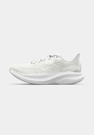 Weiße Sportschuhe mit strukturierter Oberschicht, Schnürdesign und einer gepolsterten Sohle mit wellenförmigem Profil. Dezentes Branding an der Seite.