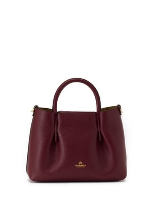 Sac à main en cuir texturé rouge foncé avec deux poignées arrondies et petit logo de marque doré au centre devant sur fond blanc uni.