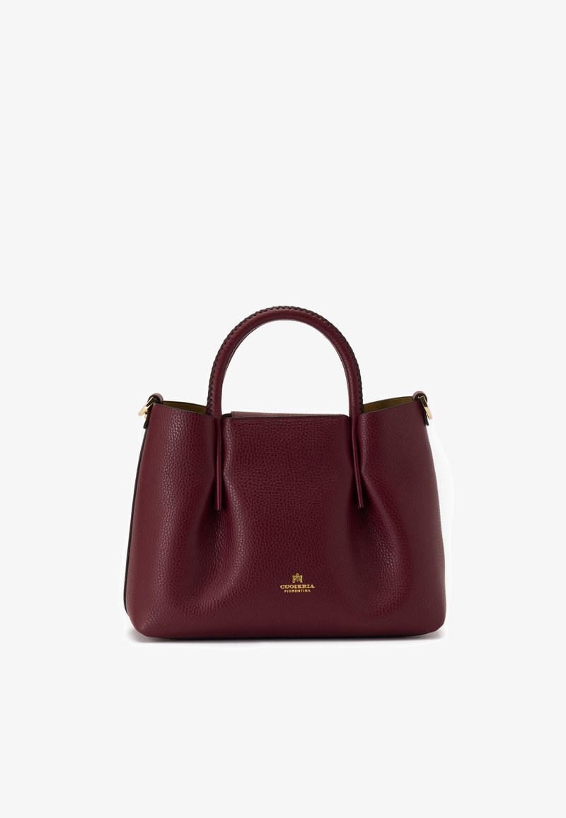 Sac à main en cuir texturé rouge foncé avec deux poignées arrondies et petit logo de marque doré au centre devant sur fond blanc uni.
