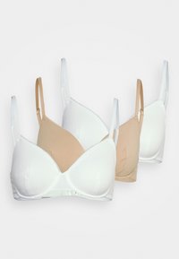 Drei BHs in Weiß und Nude, mit gepolsterten Cups, verstellbaren Trägern und glattem, dehnbarem Stoff. Klassisches dreieckiges Design.