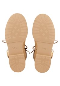 Tan sandalen met een soepele leren bovenkant, ronde neus, open hiel en een platte rubberen zool met een gestructureerd patroon voor grip.