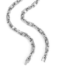 Collana in argento a maglie con link testurizzati e accenti rotondi. Finitura metallica liscia con chiusura a gancio.