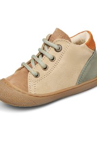 Zapatilla alta de ante en tonos beige y verde, con suela de goma, detalles en color beige y naranja, punta redonda y cordones decorativos.
