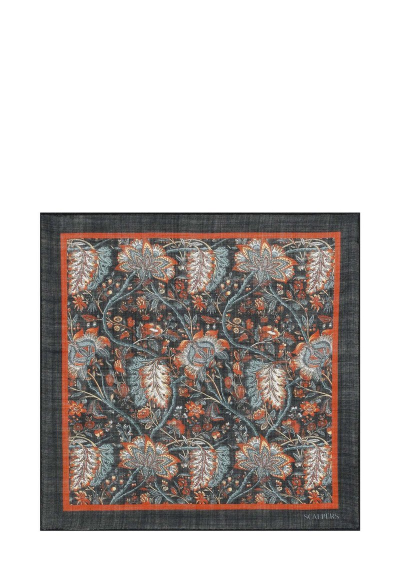 Bufanda de seda floral con un patrón intrincado de flores naranjas y grises sobre un fondo oscuro, enmarcada por un borde naranja.