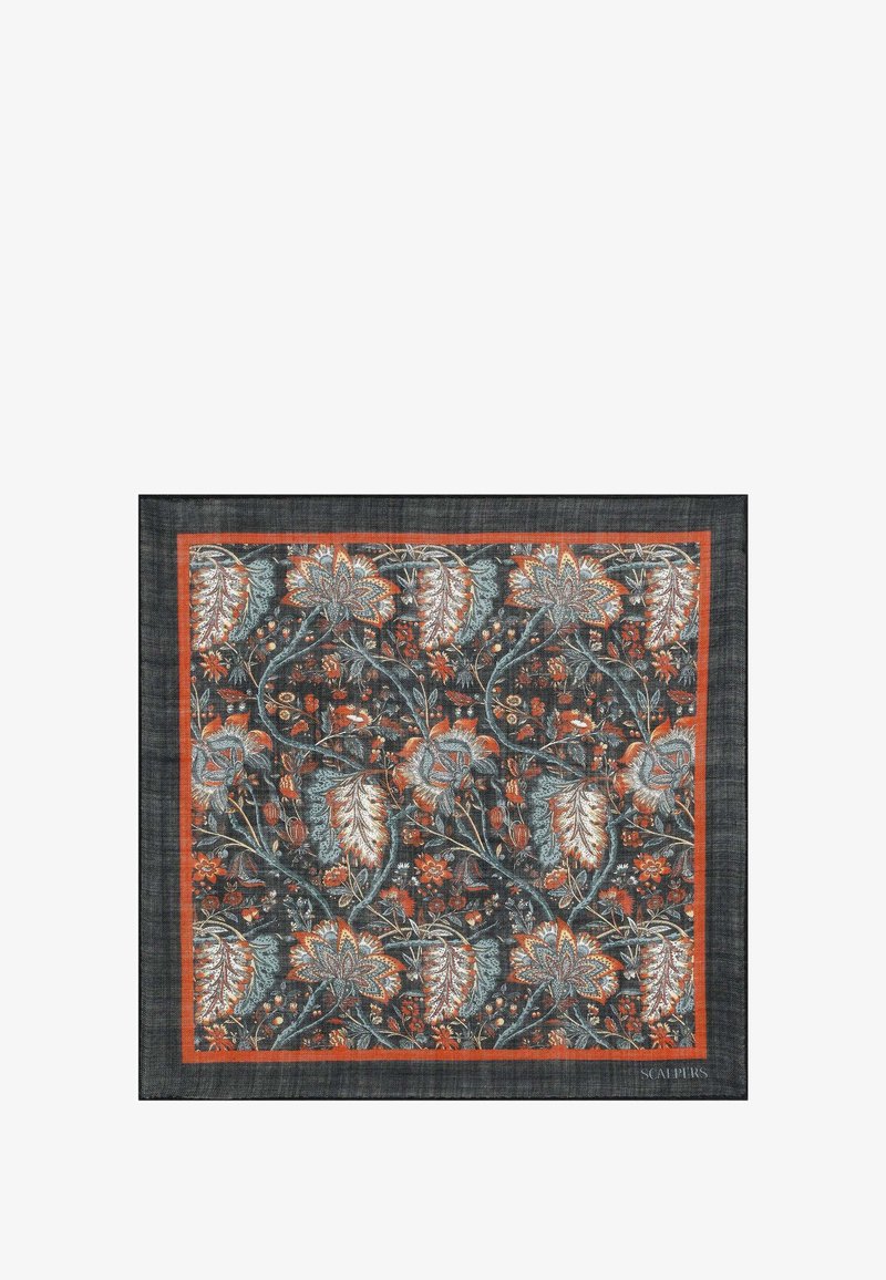 Bufanda de seda floral con un patrón intrincado de flores naranjas y grises sobre un fondo oscuro, enmarcada por un borde naranja.