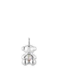 Charm de oso de peluche de plata con un acabado liso y brillante y un centro hueco que muestra un detalle interior blanco. Altura: aproximadamente 2 cm.
