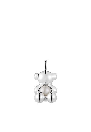 Charm a forma di orsetto in argento con una finitura liscia e lucida, e un centro cavo che mostra un dettaglio interno bianco. Altezza: circa 2 cm.