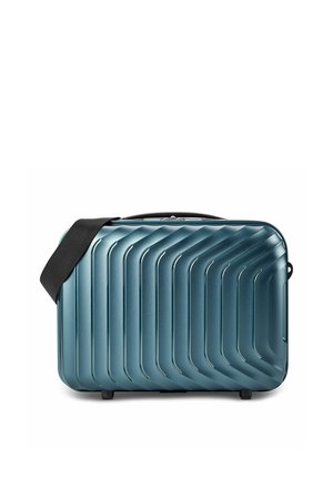 Hard-shell tealblauwe reistas met diagonale ribbels, zwarte schouderriem, bovenhandvat en twee kleine voetjes om rechtop te staan.