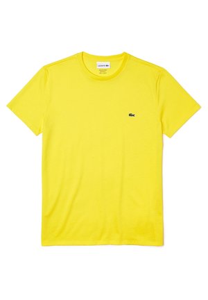 T-shirt en coton jaune vif à manches courtes avec col rond et petit logo crocodile vert Lacoste sur la poitrine gauche.