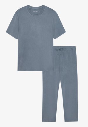 Gaiši zils, īsām piedurknēm t-krekls un atbilstoši šortpantaloni sakopti un kārtīgi salikti. Audums izskatās mīksts un ērts.