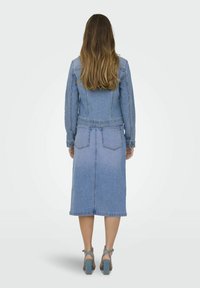 Set od traper jakne i suknje, svijetloplave boje, prilagodljivog dizajna, suknja srednje dužine, stražnji džepovi, dugih rukava i rub koji seže do gležnja.