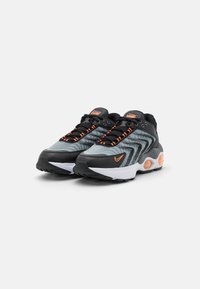 Nike Sportswear NIKE AIR MAX TW NN - Tenisice - black/total orange/smoke grey/white