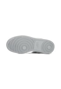 Sola di sneakers Nike bianche con superficie in gomma testurizzata, motivi a cerchi concentrici e un logo Nike prominente vicino al tallone.