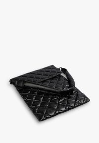 Bolso de mano negro acolchado con una superficie suave, una correa lisa y un diseño rectangular elegante, con cierre de solapa y un sutil detalle del logo.