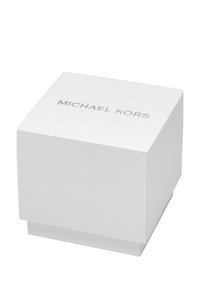 Weißer quadratischer Karton mit strukturierter Oberfläche, auf der Oberseite mit "MICHAEL KORS" in silber geprägt. Geschlossenes Design, minimalistischer Stil.