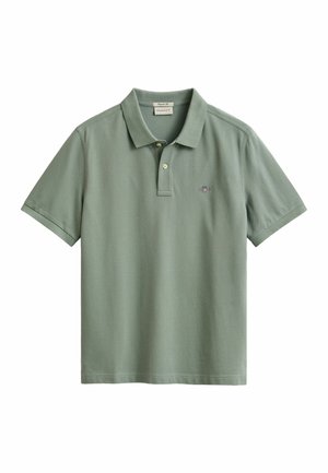 Hellgrünes kurzärmeliges Polohemd mit zwei Knöpfen, Kragen und kleinem besticktem Wappenlogo auf der linken Brust.
