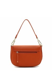 Bolso de piel naranja con forma curva, un bolsillo frontal con cremallera y una correa desmontable. Superficie texturizada con detalles de costura.