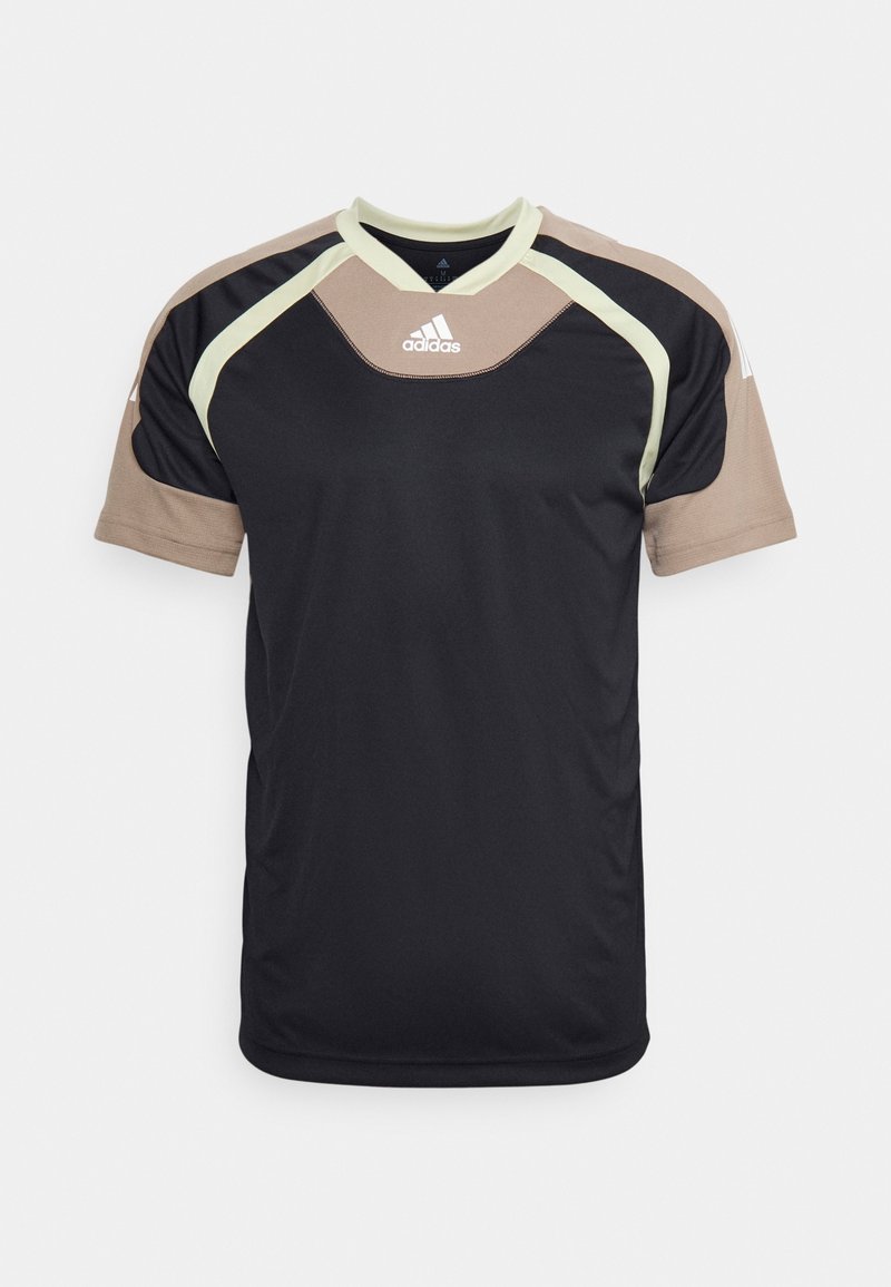 Camiseta atlética negra de manga corta. Acentos en beige claro y verde en los hombros y el cuello. Fabricada con tela transpirable. Logotipo de Adidas visible.