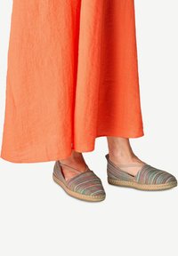 Espadrilles med multikolore stribet tekstil-overdel og naturlig jute-sål. Matchet med en flydende orange stofskørt.