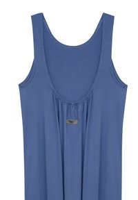 Niebieska sukienka bez rękawów z okrągłym dekoltem i marszczeniami z przodu, z metką blisko dołu.