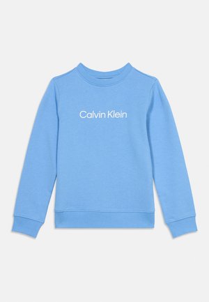 Svetlo modra dolgoročna majica z rebrastimi manšetami in spodnjim robom, na sredini prsnega koša s belim napisom »Calvin Klein«.