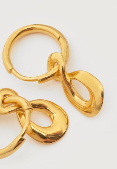 Două cercei cerc de aur cu pandantive ovale neregulate, răsucite, pe un fundal alb.