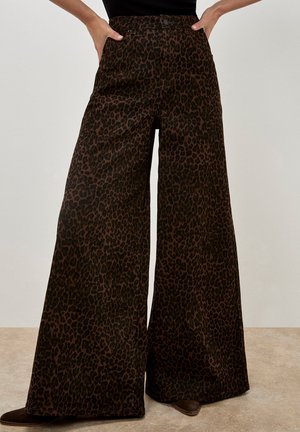 Weite Beinhosen aus dunkelbraunem Stoff mit Leopardenmuster. Die Hose hat einen hohen Bund, seitliche Taschen und wird mit einem Knopfverschluss abgeschlossen.