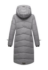 Długi szary zimowy płaszcz ocieplany z kapturem, pikowany w zygzak, z regulowanymi mankietami oraz metką marki Marikoo na dolnej tylnej części.