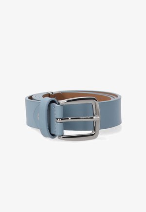 Ceinture en cuir bleu clair avec une boucle rectangulaire en argent, texture lisse et bords arrondis. Le côté intérieur est de couleur beige.