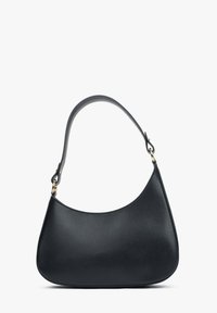 Zwarte leren handtas met een gebogen vorm, een enkele band en accenten van messing beslag. Gladde textuur met zichtbare stikdetails.