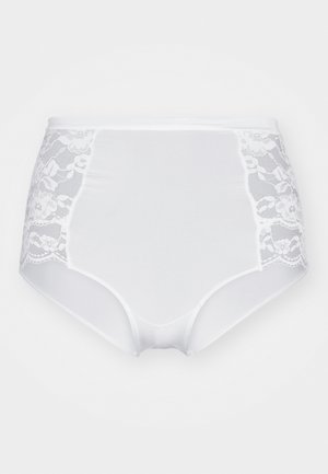 Witte hoogsluitende onderbroek van zacht materiaal met kanten details aan beide zijkanten, wat een combinatie van textuur en ontwerp biedt.