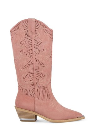 Bota vaquera de ante rosa con patrones decorativos recortados, puntera puntiaguda y tacón apilado. Cuenta con una lengüeta en la parte posterior para facilitar el calzado.