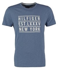 Camiseta de manga corta azul con el texto blanco "HILFIGER EST. LXXXV NEW YORK" centrado en la parte delantera.