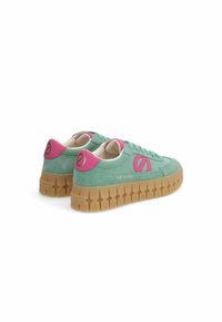 Sneaker in suede verde con dettagli rosa, suole in gomma beige spesse, punta rotonda e logo "NO NAME" sul tallone e sul lato.