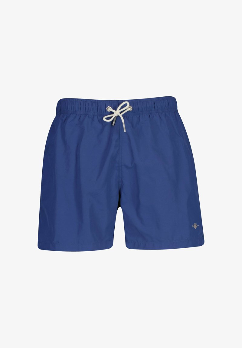 Shorts de bain pour hommes bleus avec cordon blanc et petit logo métallique sur la partie inférieure de la jambe gauche, affichés sur un fond blanc.