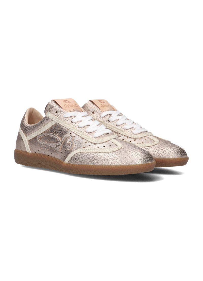 Metallische beige sneakers met een textuurafwerking, witte veters en een gumrubberen zool. Heeft perforaties aan de zijkanten en branding op de tong.