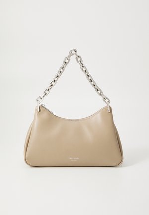 Beżowa skórzana torebka z srebrnym łańcuszkowym paskiem i zamkiem błyskawicznym, małe logo Kate Spade New York na zakrzywionym przodzie.