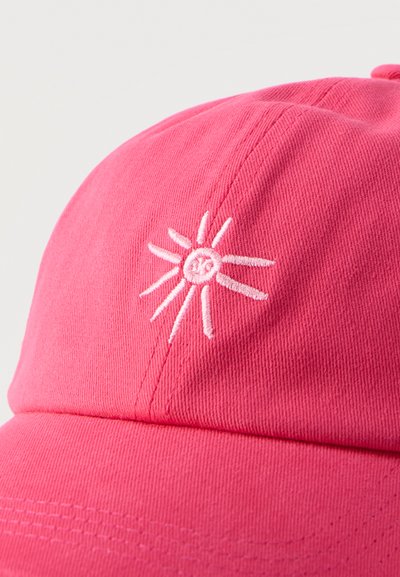 Φωτεινό ροζ μπέιζμπολ καπέλο με λευκό κεντημένο σύμβολο ήλιου με ακτίνες στην μπροστινή πλευρά.