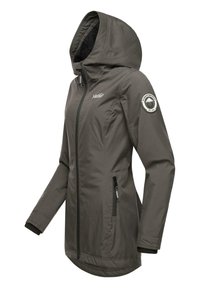 Vattentät grå jacka med huva, framzipper och två sidofickor. Har en logopatch på ärmen och elastiska handledsmuddar.