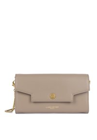 Portafoglio a busta in pelle beige con pattina pieghevole, dotato di accessori in oro, tracolla a catena e logo del marchio impresso sul fronte. Texture liscia.