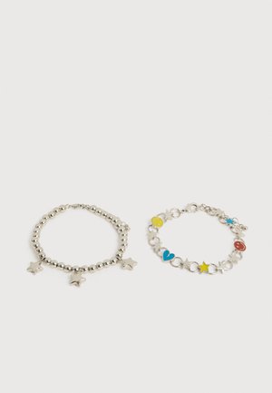 To sølv charms-armbånd, et med stjerneformede charms og et med farverige emaljecharms, herunder hjerter, stjerner og smileys.